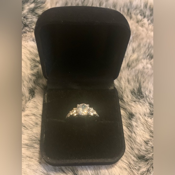 ❤️BEAUTIFUL ENGAGEMENT RING W/SILVER BAND SZ 8.5❤️ - Picture 7 of 9